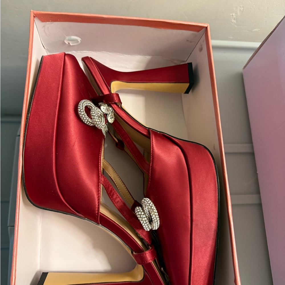 Chic Red Heels with Rhinestone Bow - Picture 4 of 7
